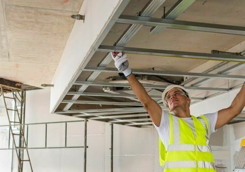Montage de l'ossature métallique d'un faux plafond à Cholet